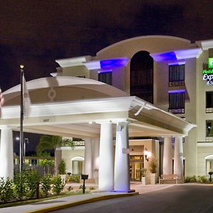 Holiday Inn Express Hotel & Suites Tampa-Usf-Busch Gardens By Ihg